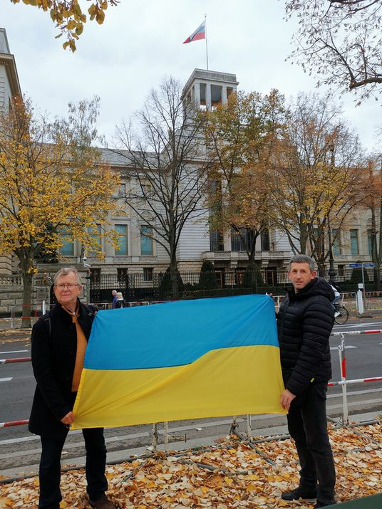 ukrainische Flagge vor der russischen Botschaft Berlin